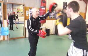 Stan effectuant l'entrainement d'un jeune boxeur.
